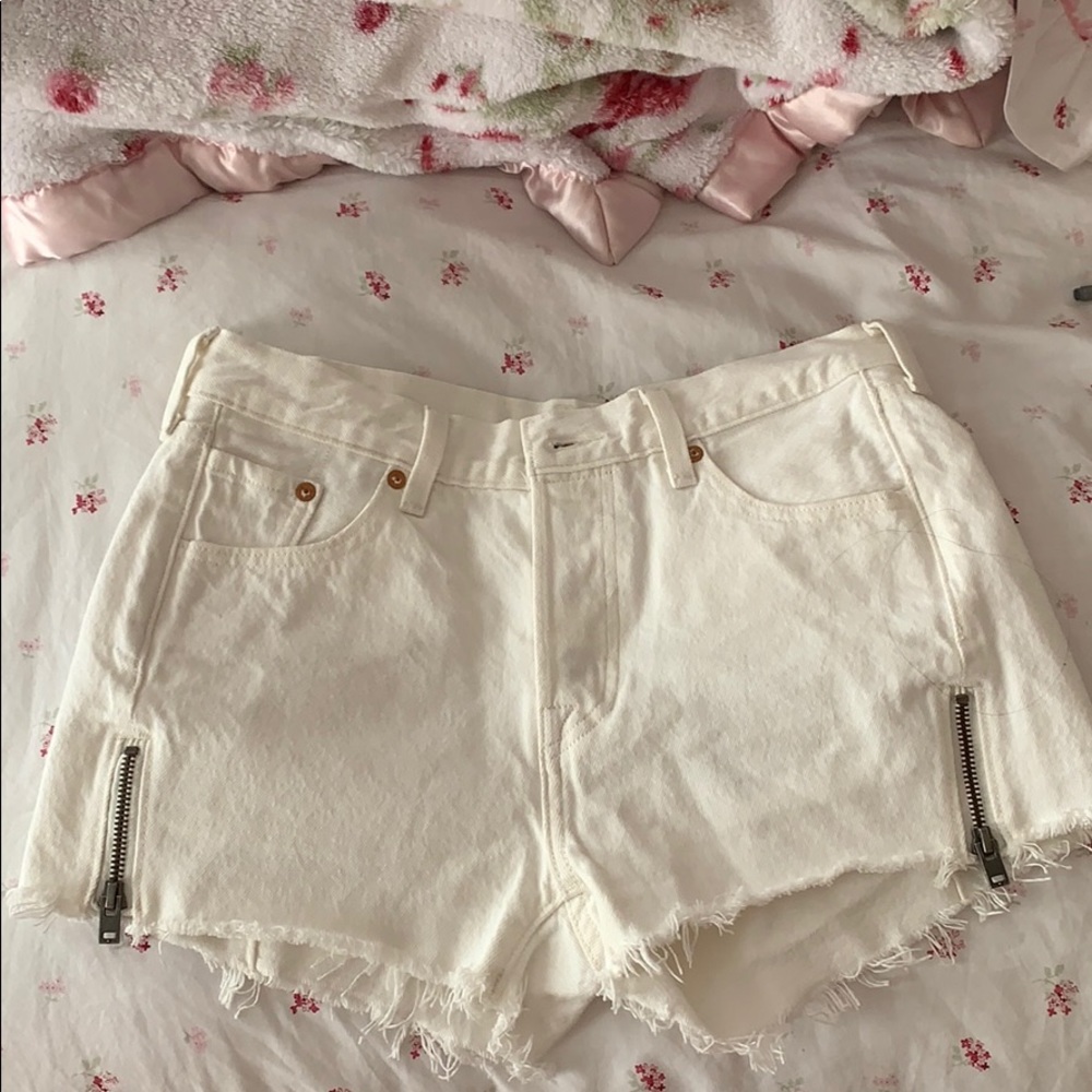 levi’s white high waisted denim shorts